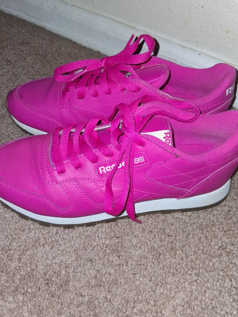 Like New Reebok Size 8 Women’s Bright Pink Low-Top Lace-Up Sneakers